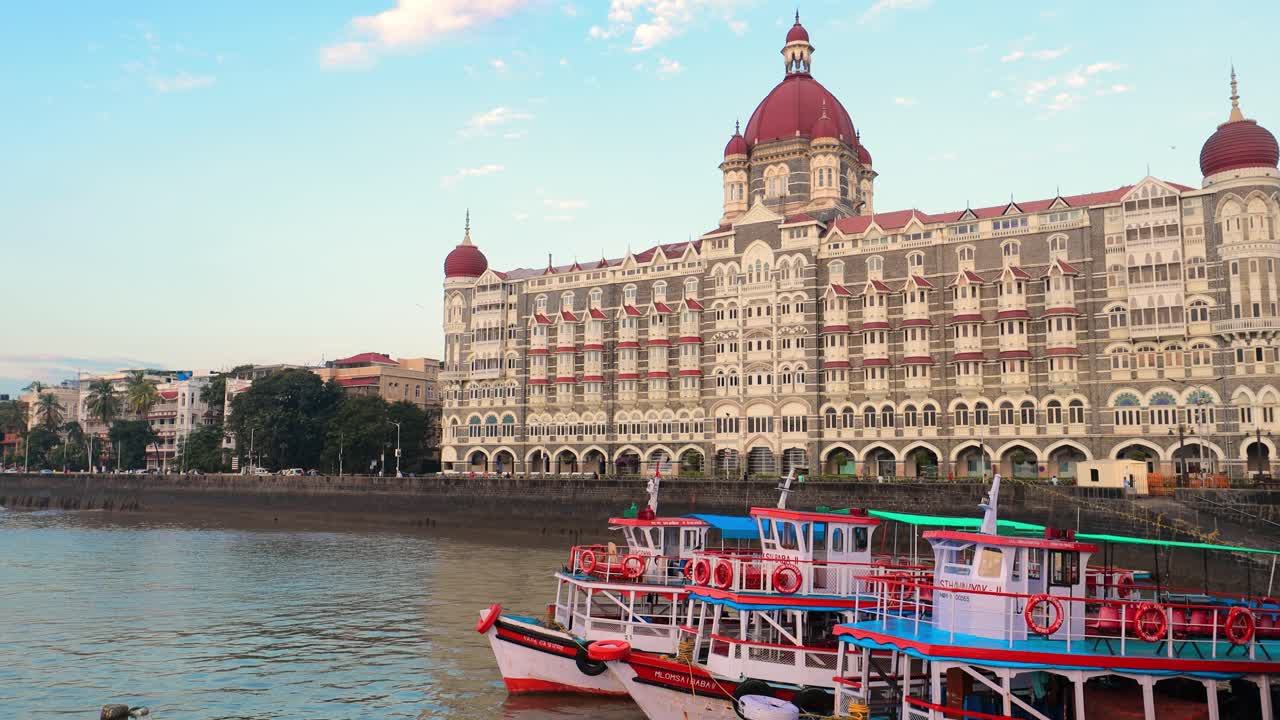 o taj mahal palace hotel, é um hotel de luxo de cinco estrelas construído no estilo saracenic revival na região de colaba, em mumbai, maharashtra, na índia, situado ao lado do gateway of india.