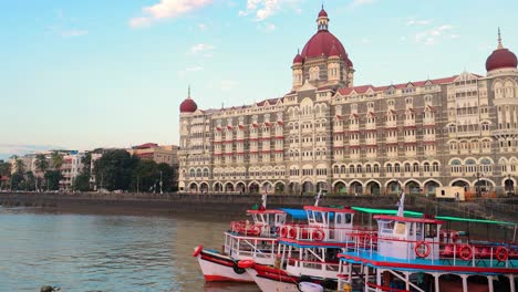 el taj mahal palace hotel, es un hotel de lujo de cinco estrellas construido en el estilo de renacimiento sarracénico en la región de colaba de mumbai, maharashtra, india, situado junto a la puerta de la india.