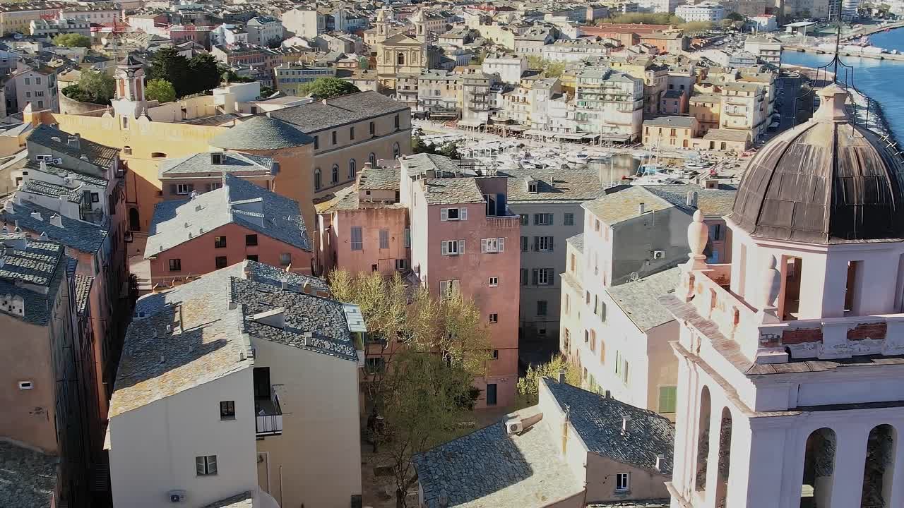 Vista di vecchi edifici e tetti in Corsica, Francia, durante il giorno