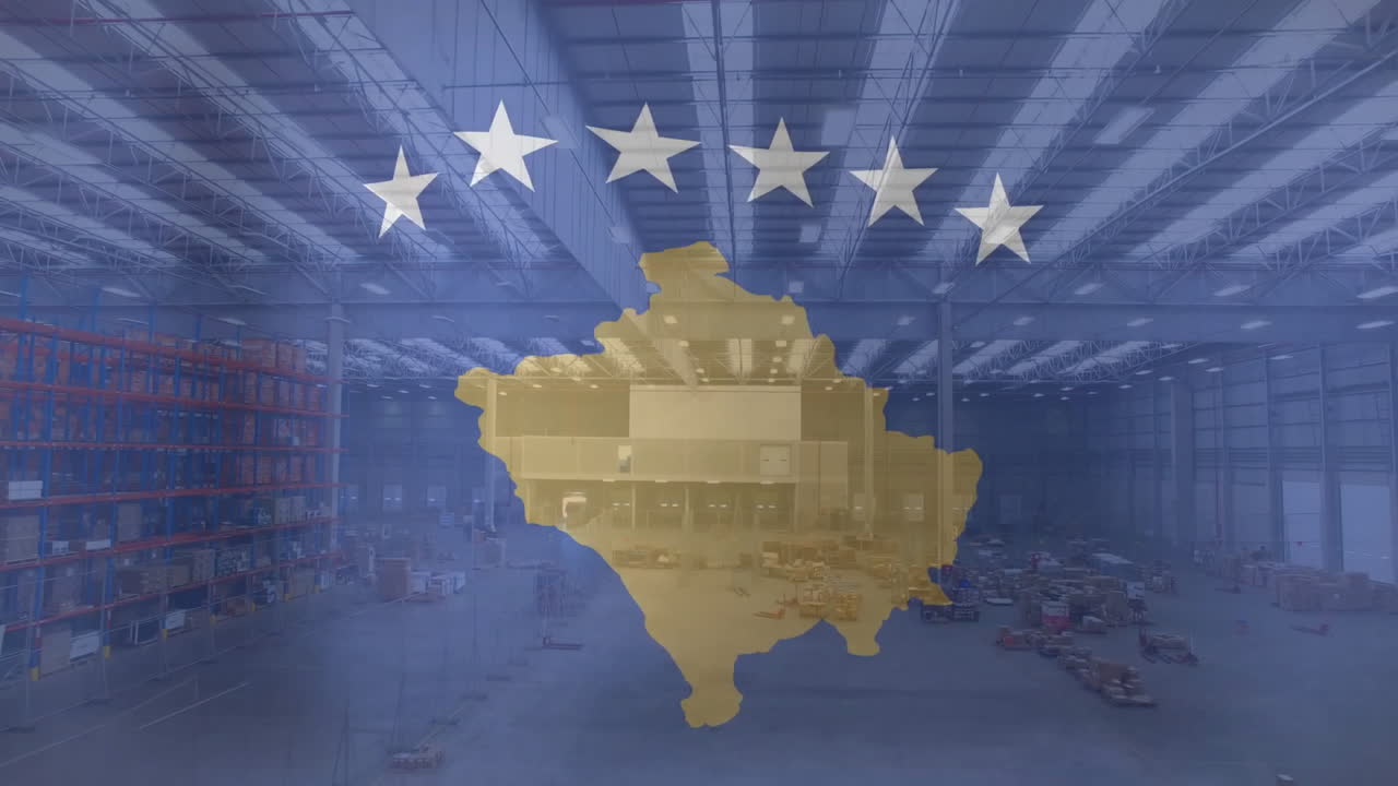 animación de la bandera de kosovo sobre una carretilla elevadora en un almacén de almacenamiento