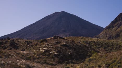 static view of steep mountain hike in tongariro alpine crossing in new zealand