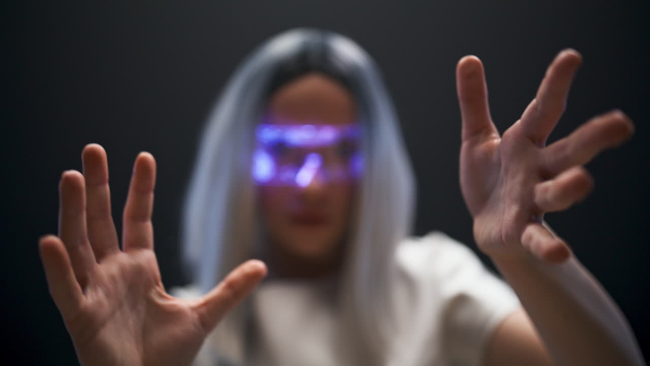 inspección mujer manos deslizando imágenes invisibles de primer plano. chica intentando videojuego