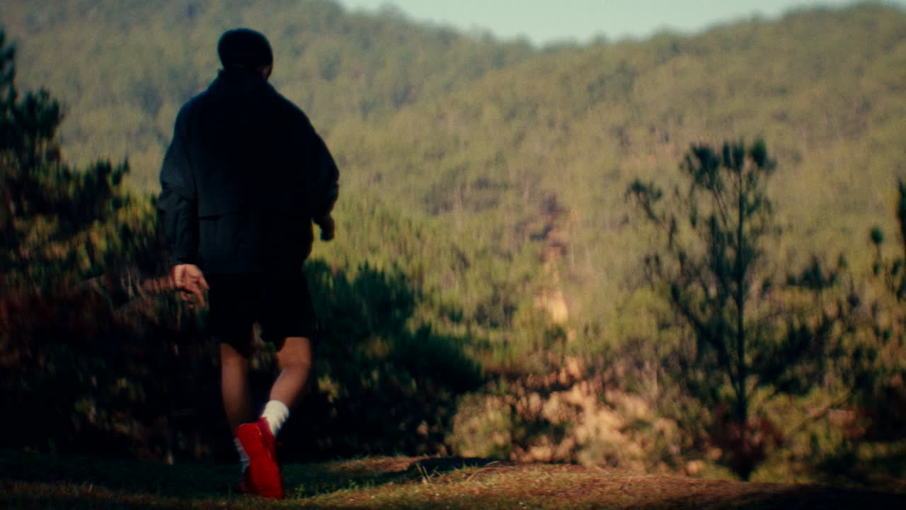 hombre caminando en un bosque