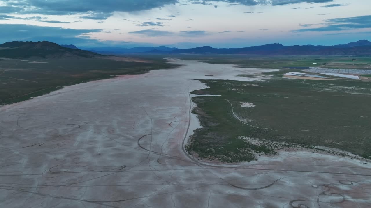 vista panorámica aérea del pequeño lago salado en el condado de iron central-este, utah, estados unidos