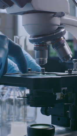 científico usando un microscopio en un laboratorio