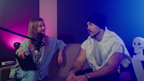 una entrevista de podcast en un estudio