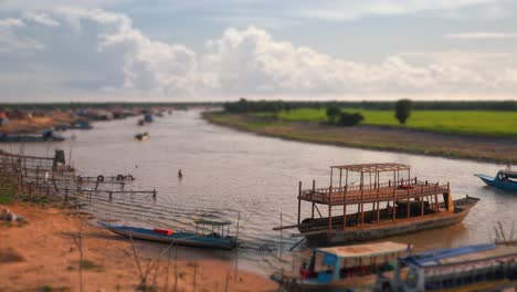 toma de timelapse exterior media de cambios de inclinación de barcos fluviales