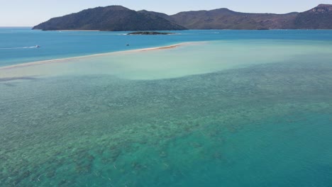 Langford-Island-Sandspit-Inundado-Por-El-Mar-Circundante-Durante-La-Marea-Alta---Paisaje-Marino-En-Las-Islas-Whitsunday,-Qld,-Australia