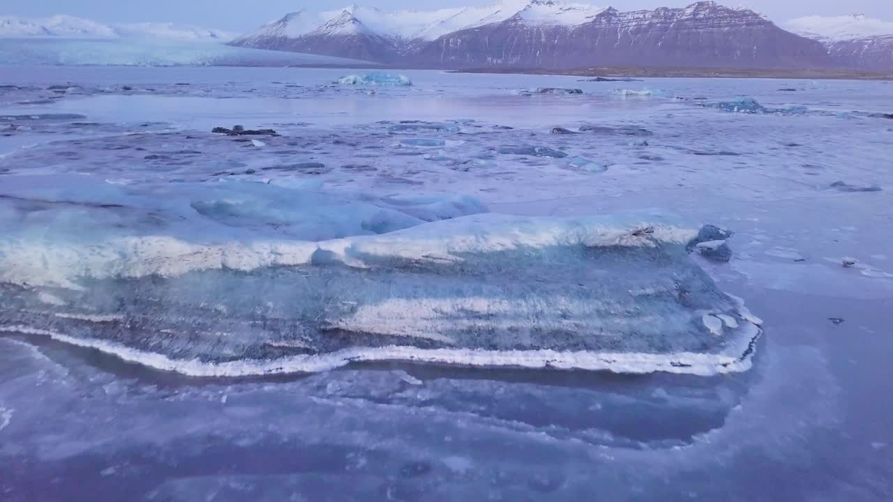빙하 석호 일몰 빙하를 향한 빙상 위의 낮은 공중 비행