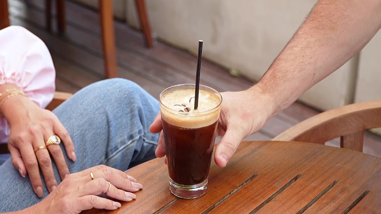 Açık Hava Kafe Verandası: Buzlu Kahve Servis Eden Garson ve Kadın Müşteri