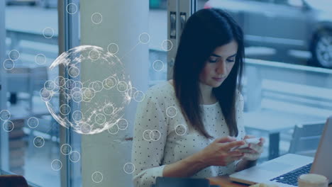 animación de iconos y globos sobre una mujer de negocios caucásica que usa un teléfono inteligente