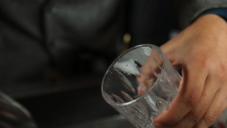 el barman preparando una bebida.