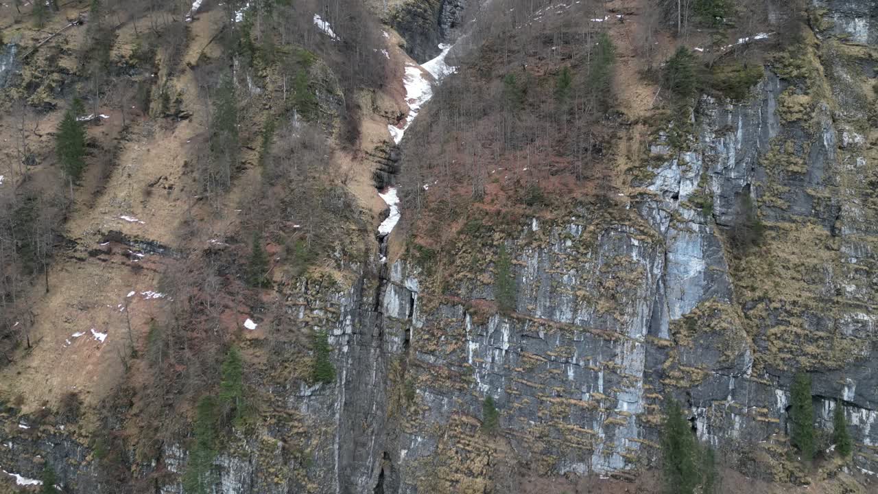 klöntalersee, suiza glarus se eleva girando en el aire de los acantilados