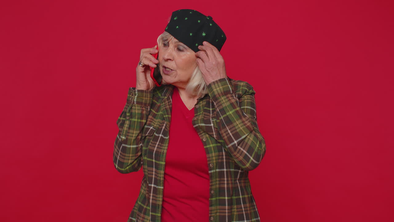Donna che parla al telefono, piacevole conversazione al cellulare con amici raccontando buone notizie