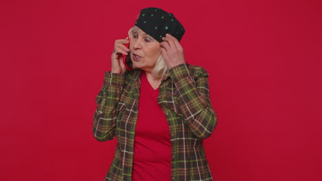mujer hablando por teléfono, agradable conversación móvil usando teléfono inteligente con amigos contando buenas noticias