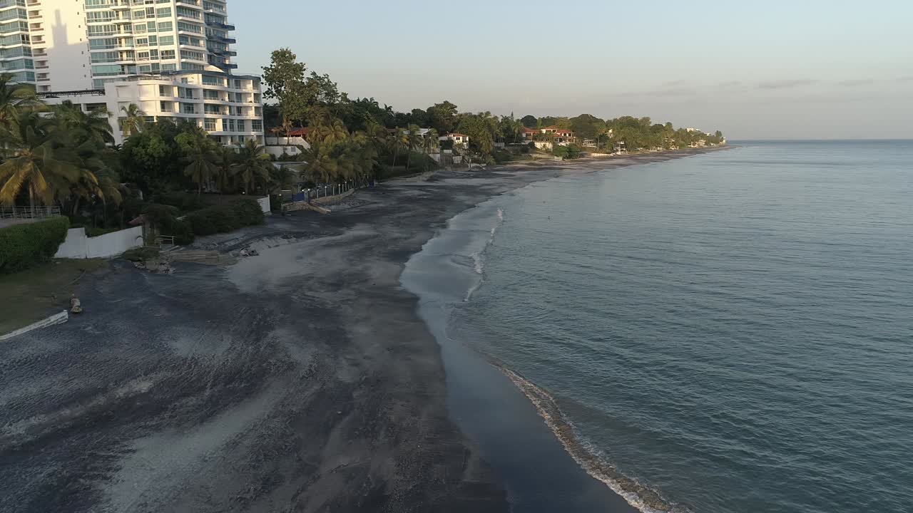 ola del mar con drones en la playa de arena, playa de arena de verano