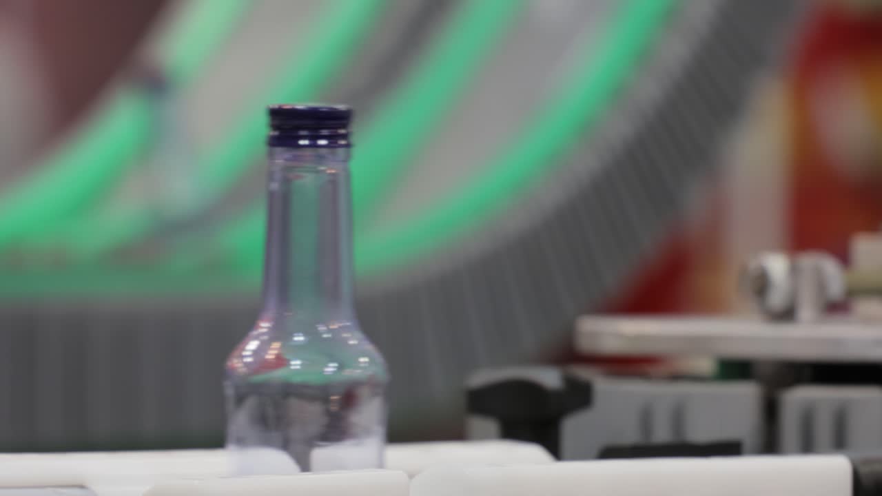 botellas en la línea de producción de la planta o fábrica