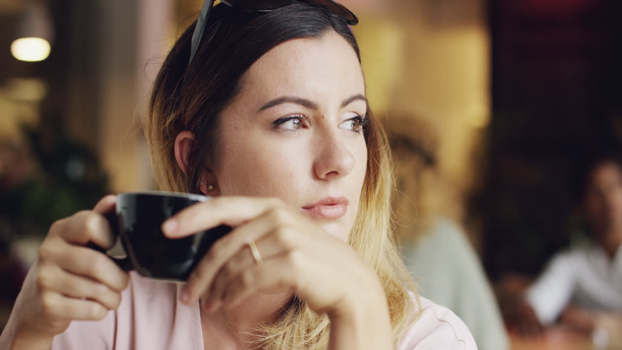 카페에서 커피를 마시는 여자  ⁇  아름다운 초상화