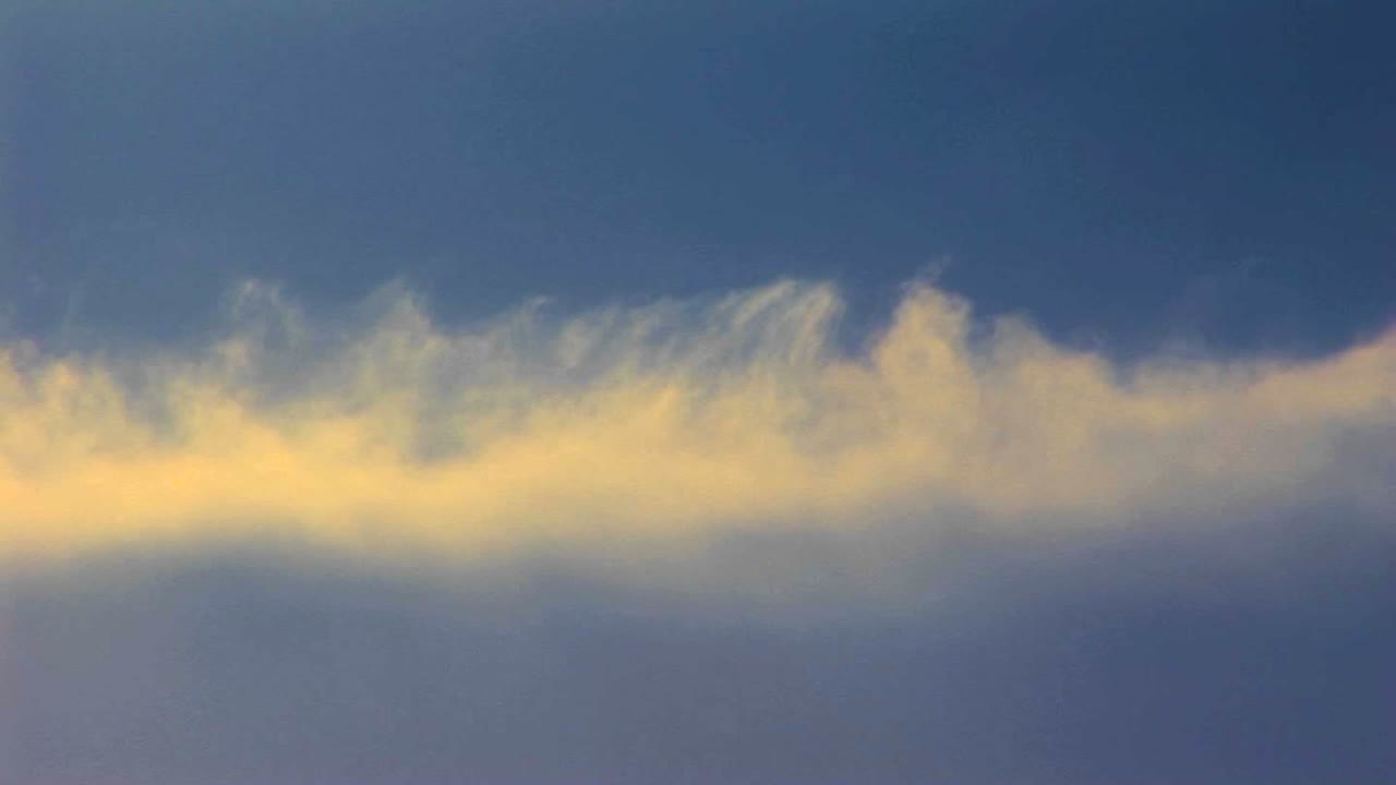 푸른 하늘 아래 움직이는 태양 조명 구름의 저속 촬영