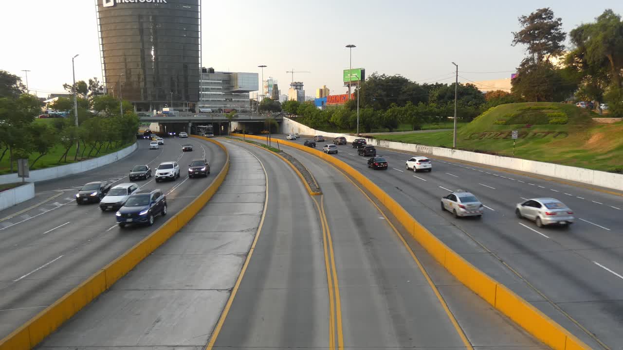 4k video of a freeway called "Vía Expresa Luis Fernán Bedoya Reyes" with lanes at both sides and in the middle is lane for the bus rapid transit system called "Metropolitano" Located in Lima, Peru