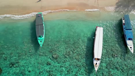 Luftaufnahme-Der-Boote-Am-Küstenstrand-Von-Gili-Trawangan-East-Beach