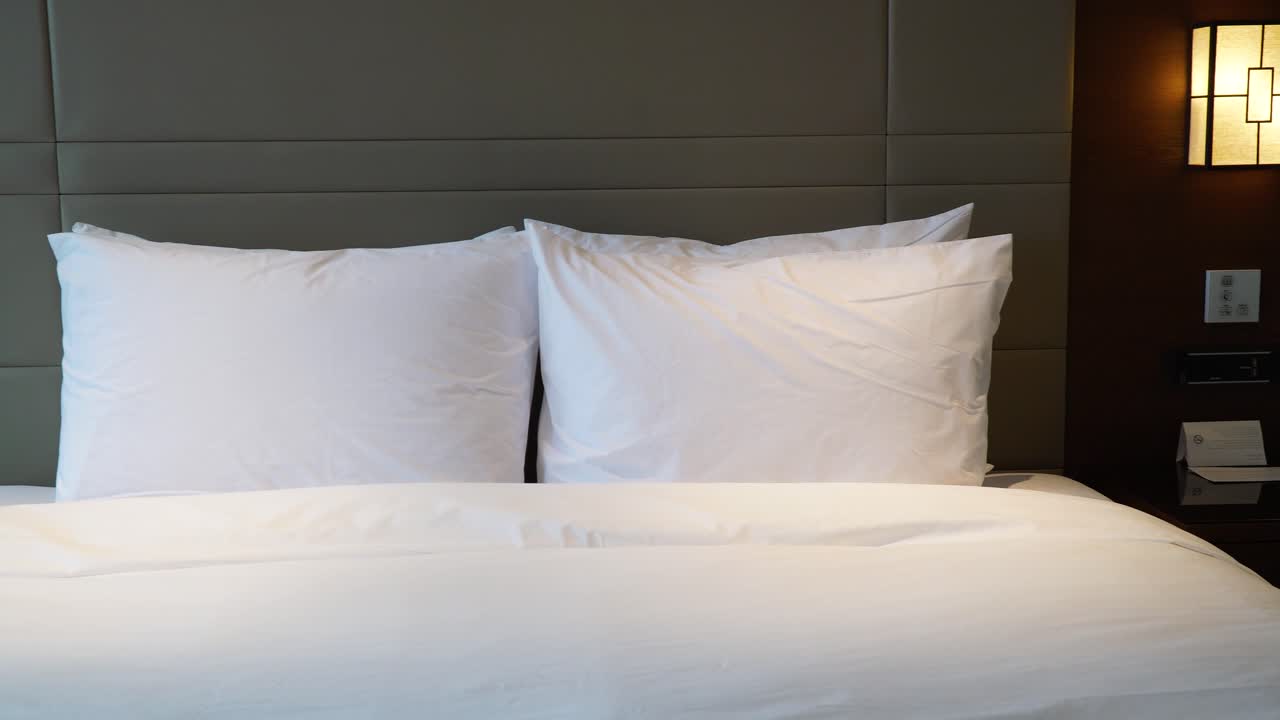 panorámica a la izquierda en una cama king size limpia en una habitación de hotel en seúl, corea del sur