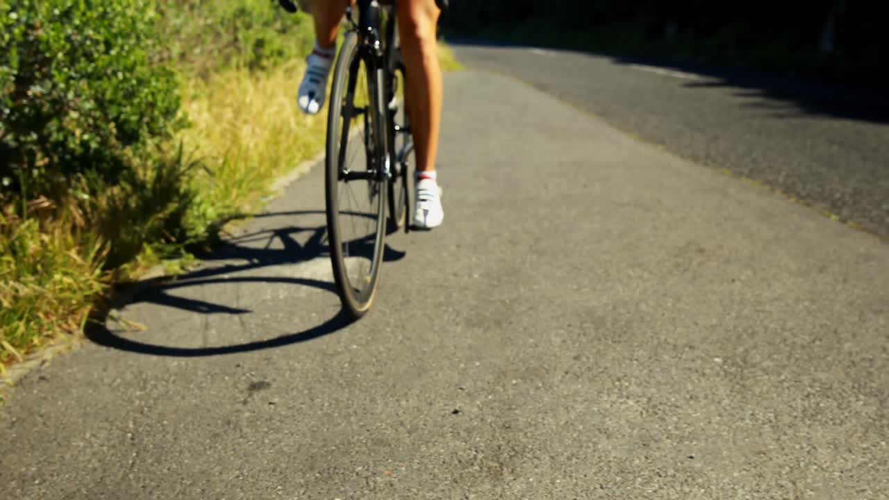 시골 도로에서 자전거를 타고 휴식을 취하는 여성 자전거 타자 4k