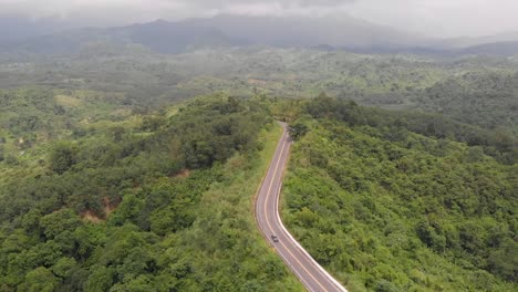 一條路在泰國的山上突出