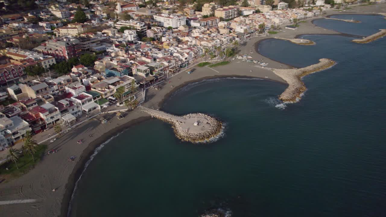 punto de interés aéreo que rodea una península en el mar
