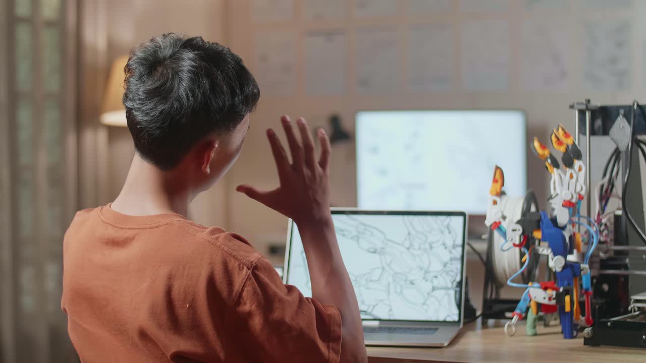 3d 모델과 프린터에서 일하는 동안 두통을 가진 십대