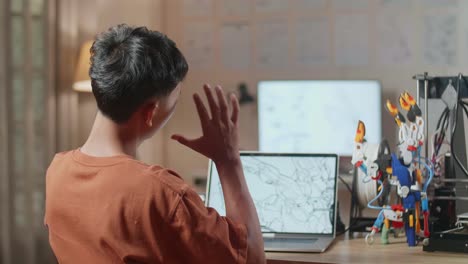 adolescente con dolor de cabeza mientras trabajaba en un modelo y una impresora 3d