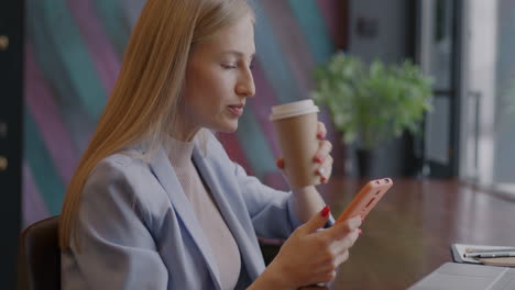 mujer usando un teléfono inteligente en un café