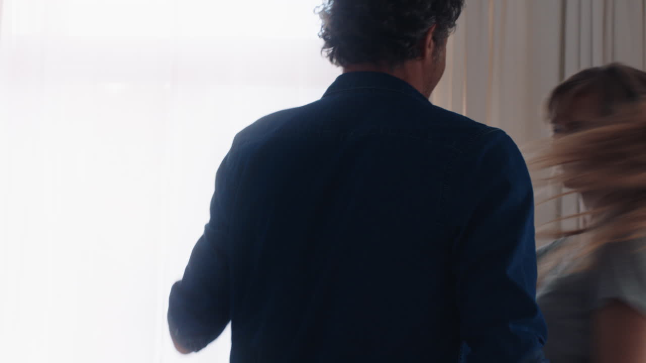 행복한 젊은 커플이 집에서 함께 춤을 추고 축하하고 즐거운 주말을 보내며 웃으며 거실에서 재미있는 춤을 즐기고 성공적인 관계 축하 4k 영상