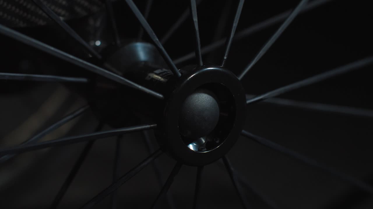 rayos giratorios y cubo de la rueda