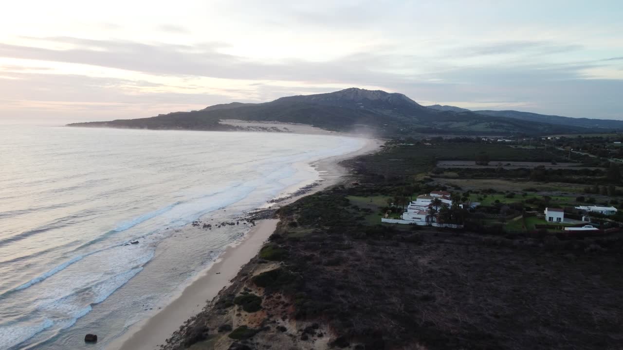 bahía icónica con villas de lujo en españa, vista aérea