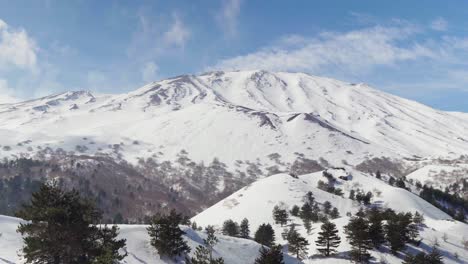 Verschneiter-Vulkan-Ätna-In-Sizilien