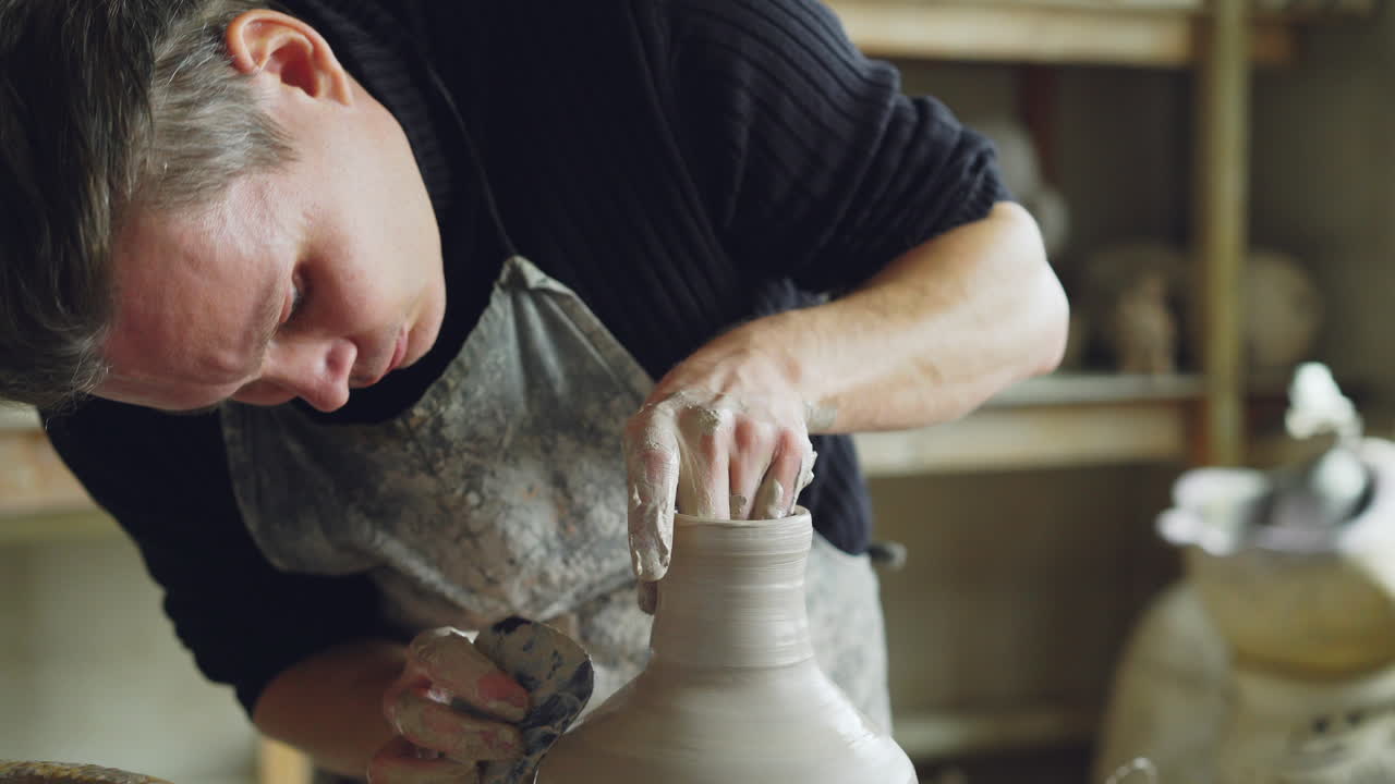 artista de la cerámica que da forma a la arcilla