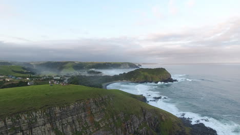 filmische luftaufnahmen der coffee bay in südafrika bei sonnenaufgang