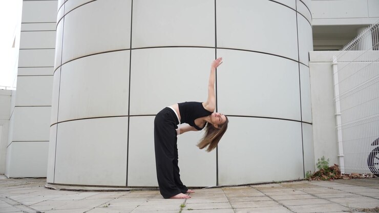 Una performance di danza contemporanea accattivante ed espressiva ambientata in un ambiente urbano.