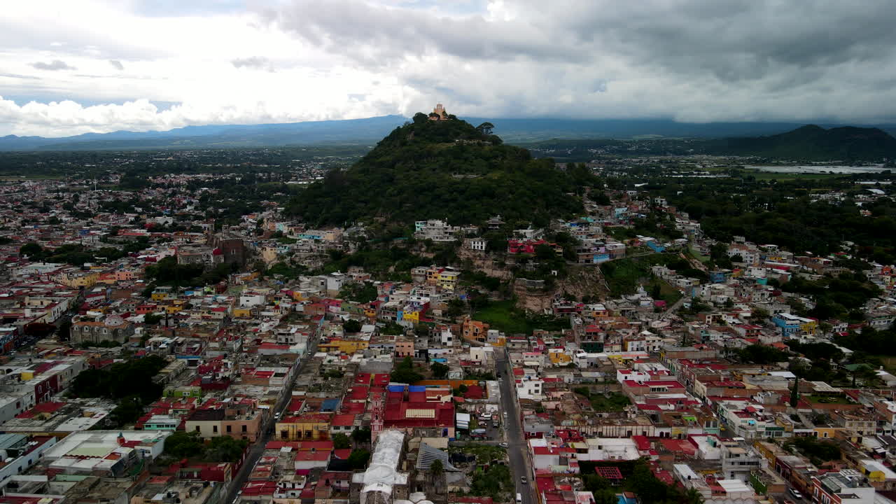 vista frontal de la iglesia en la montaña