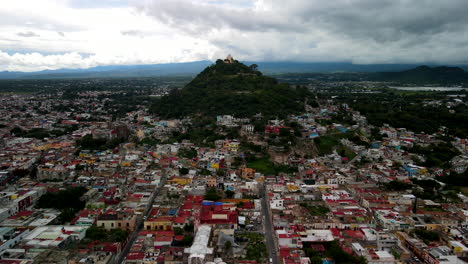 Vista-Frontal-De-La-Iglesia-En-La-Montaña