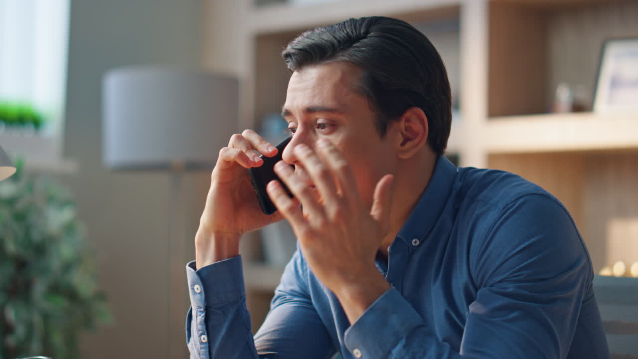 긴장한 직원이 휴대전화로 사무실로 전화를 걸고, 화가 난 남자가 논쟁을 벌이고 있다.