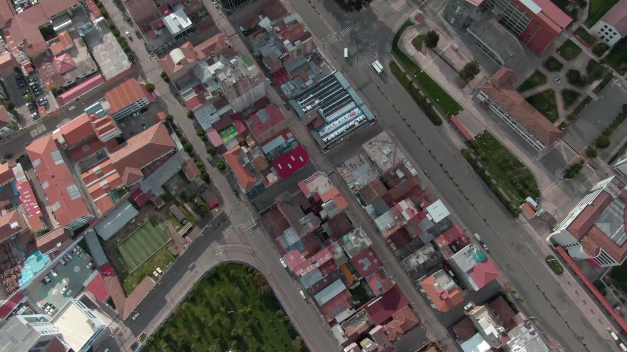 4k durante el día antes del atardecer vista aérea de drones en las áreas de cusco, wanchaq y rosaspata