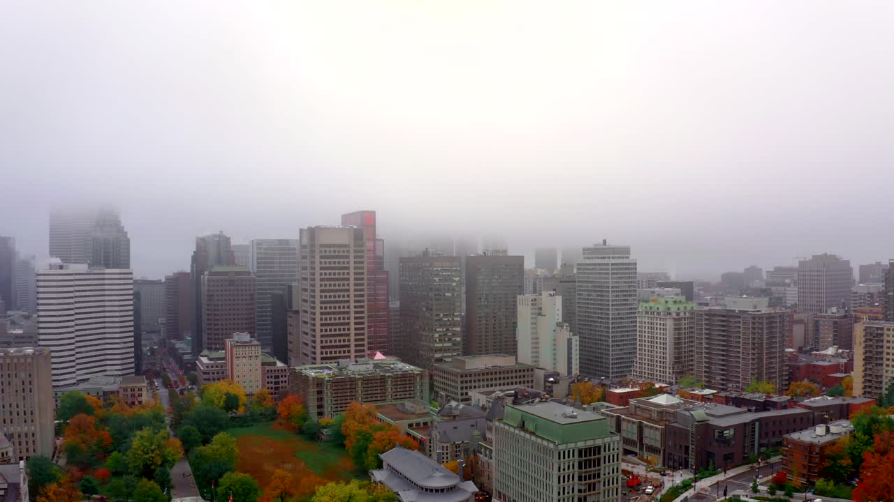 안개 낀 가을 아침에 몬트리올 시내의 공중 촬영