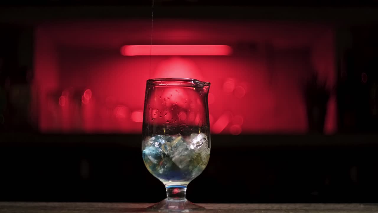 preparación de cócteles en un bar nocturno