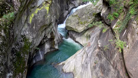 der passirio-fluss schnitzt sich einen weg durch die felsen und bildet eine schlucht, südtirol, italien