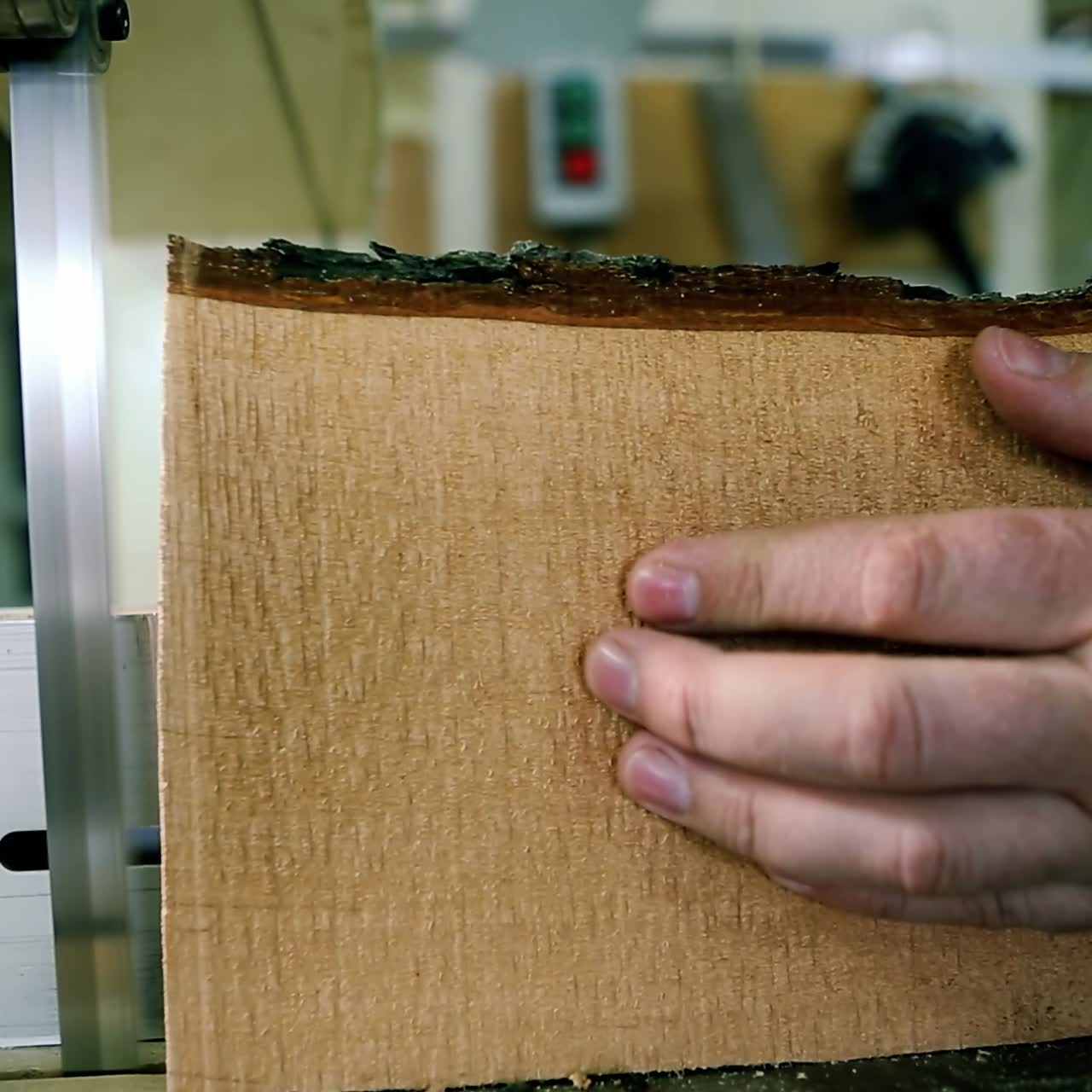aserrar una tabla de madera con una sierra