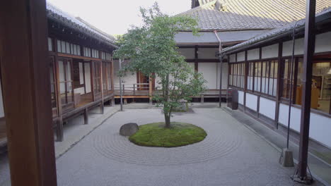 this is an internal garden of the kennin ji temple in kyoto, japan