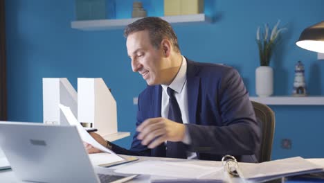 hombre de negocios exitoso, completando su tarea, se regocija, la victoria.