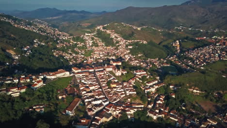 Toma-Aérea-Alta-Sobre-El-Sitio-Del-Patrimonio-De-La-Unesco-Ouro-Preto,-Brasil